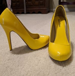 Michael Antonio yellow pumps
